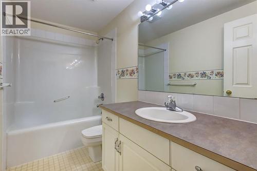 4, 704 8Th Avenue, Canmore, AB - Indoor Photo Showing Bathroom