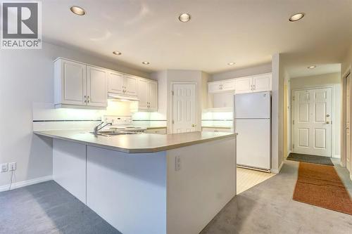 4, 704 8Th Avenue, Canmore, AB - Indoor Photo Showing Kitchen With Double Sink