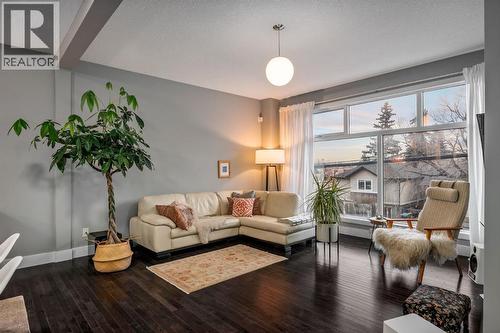 2915 17 Street Sw, Calgary, AB - Indoor Photo Showing Living Room