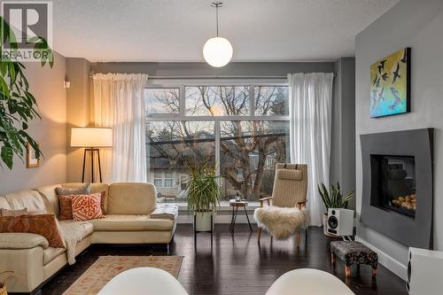 2915 17 Street Sw, Calgary, AB - Indoor Photo Showing Living Room With Fireplace