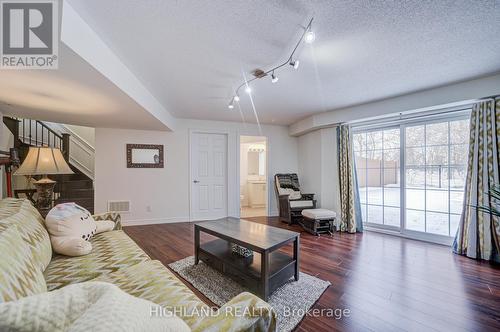 1569 Eglinton Avenue W, Mississauga, ON - Indoor Photo Showing Living Room