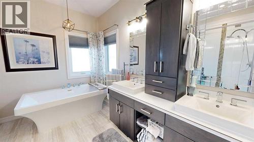 4020 Monarch Way, Stettler, AB - Indoor Photo Showing Bathroom