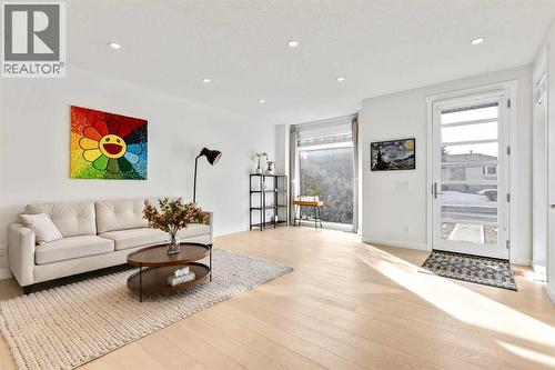 2728 Cochrane Road Nw, Calgary, AB - Indoor Photo Showing Living Room