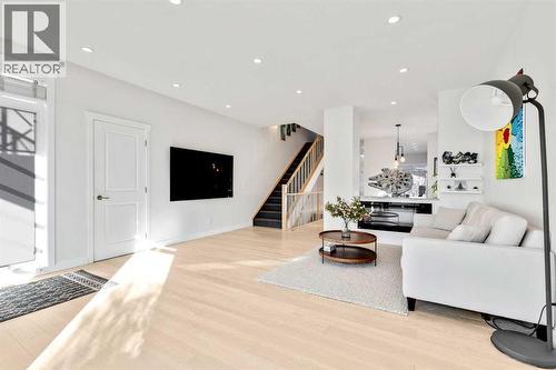 2728 Cochrane Road Nw, Calgary, AB - Indoor Photo Showing Living Room