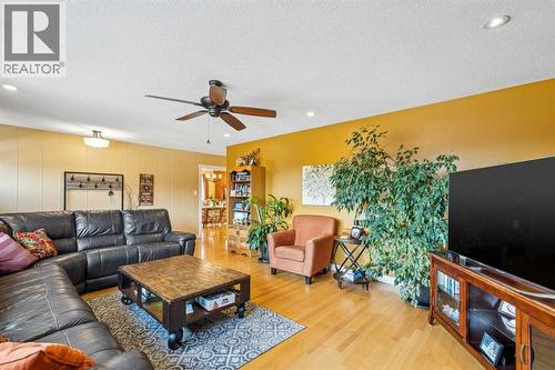 1507 Cayuga Drive Nw, Calgary, AB - Indoor Photo Showing Living Room