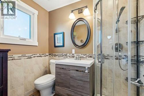 1507 Cayuga Drive Nw, Calgary, AB - Indoor Photo Showing Bathroom