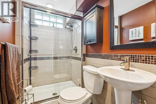 1507 Cayuga Drive Nw, Calgary, AB - Indoor Photo Showing Bathroom