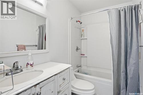 118-120 Barber Crescent, Saskatoon, SK - Indoor Photo Showing Bathroom