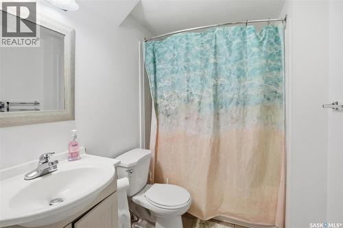 118-120 Barber Crescent, Saskatoon, SK - Indoor Photo Showing Bathroom