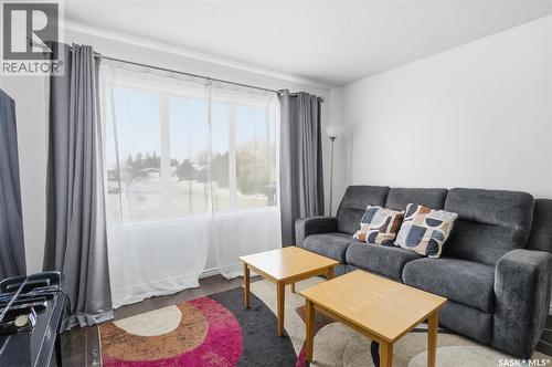 118-120 Barber Crescent, Saskatoon, SK - Indoor Photo Showing Living Room