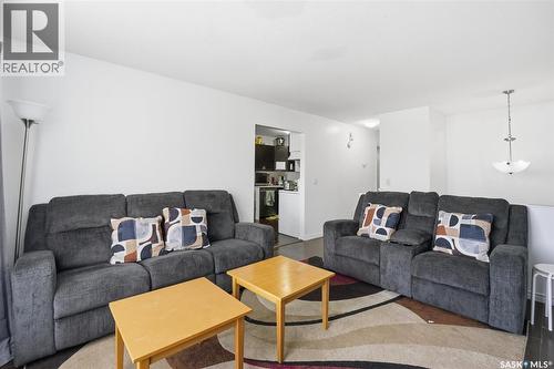 118-120 Barber Crescent, Saskatoon, SK - Indoor Photo Showing Living Room