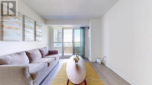 905 - 18 Spring Garden Avenue, Toronto, ON - Indoor Photo Showing Living Room