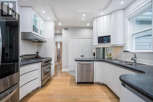7833 Poplar Side Road, Clearview, ON - Indoor Photo Showing Kitchen With Double Sink With Upgraded Kitchen