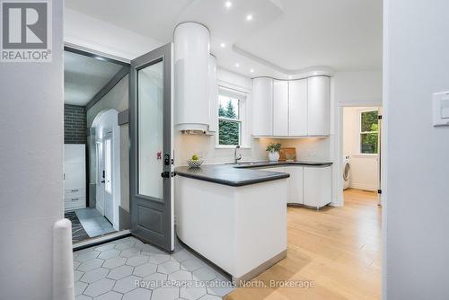 7833 Poplar Side Road, Clearview, ON - Indoor Photo Showing Kitchen