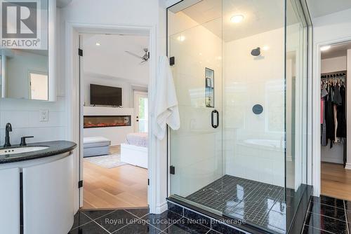 7833 Poplar Side Road, Clearview, ON - Indoor Photo Showing Bathroom