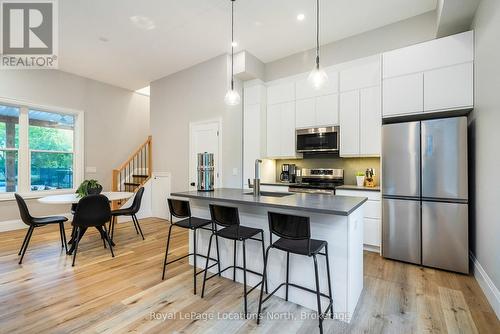7833 Poplar Side Road, Clearview, ON - Indoor Photo Showing Kitchen With Upgraded Kitchen