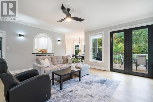 7833 Poplar Side Road, Clearview, ON - Indoor Photo Showing Living Room