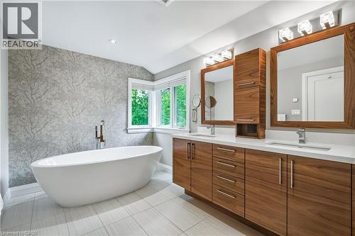 61 Oak Knoll Drive, Hamilton, ON - Indoor Photo Showing Bathroom