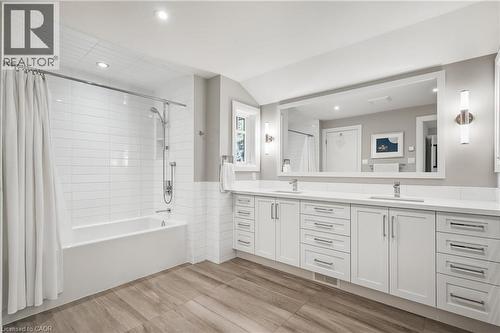 61 Oak Knoll Drive, Hamilton, ON - Indoor Photo Showing Bathroom