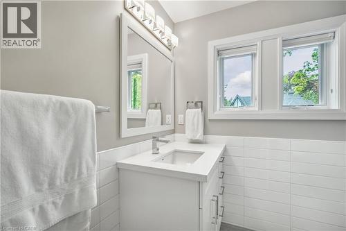 61 Oak Knoll Drive, Hamilton, ON - Indoor Photo Showing Bathroom