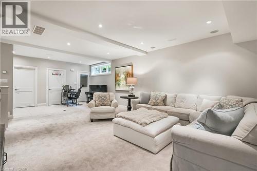 61 Oak Knoll Drive, Hamilton, ON - Indoor Photo Showing Living Room