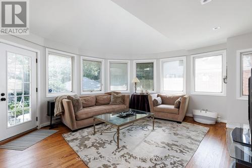 35 Grenview Boulevard N, Toronto, ON - Indoor Photo Showing Living Room