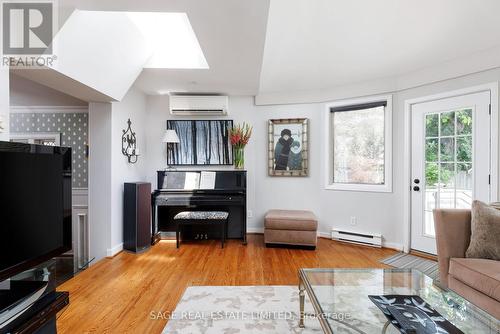 35 Grenview Boulevard N, Toronto, ON - Indoor Photo Showing Living Room