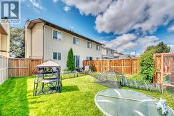 Spacious and green backyard! - 