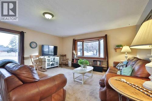 95 N 250 W, Raymond, AB - Indoor Photo Showing Living Room