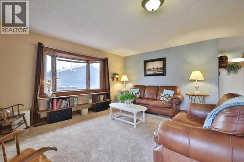 95 N 250 W, Raymond, AB - Indoor Photo Showing Living Room