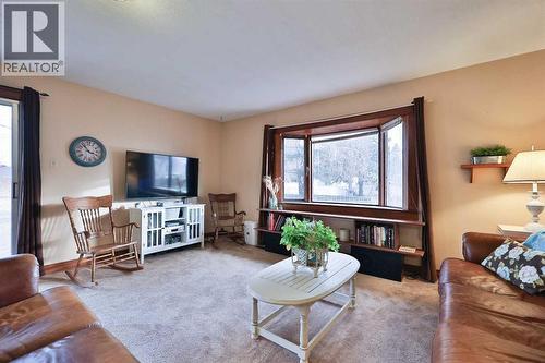 95 N 250 W, Raymond, AB - Indoor Photo Showing Living Room