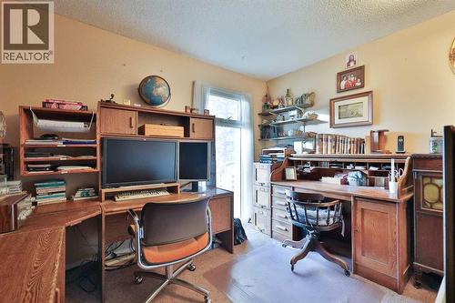 95 N 250 W, Raymond, AB - Indoor Photo Showing Office