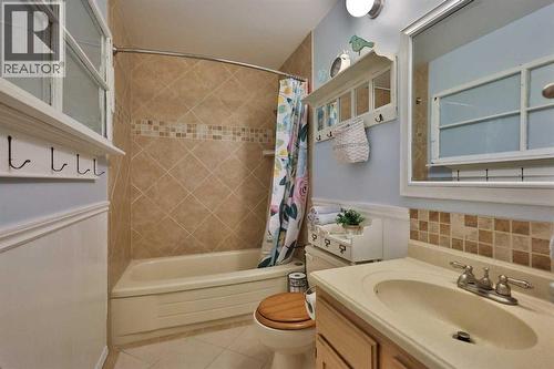 95 N 250 W, Raymond, AB - Indoor Photo Showing Bathroom