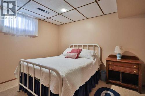 95 N 250 W, Raymond, AB - Indoor Photo Showing Bedroom