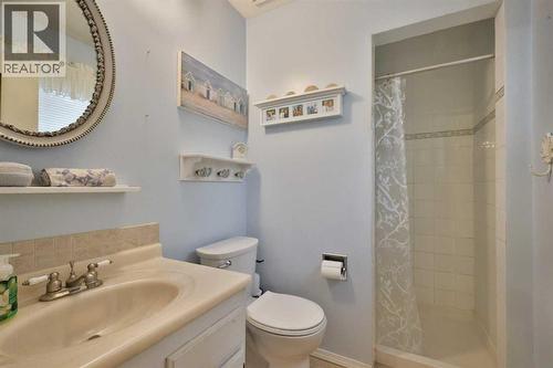 95 N 250 W, Raymond, AB - Indoor Photo Showing Bathroom