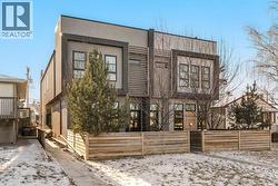 2, 127 24 Avenue NE  Calgary, AB T2E 1W7