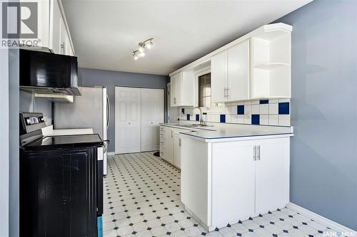 2504 Grant Road, Regina, SK - Indoor Photo Showing Kitchen