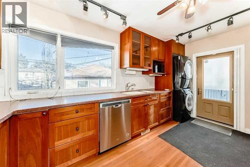 919 Robert Road Ne, Calgary, AB - Indoor Photo Showing Kitchen