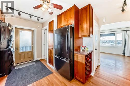 919 Robert Road Ne, Calgary, AB - Indoor Photo Showing Kitchen