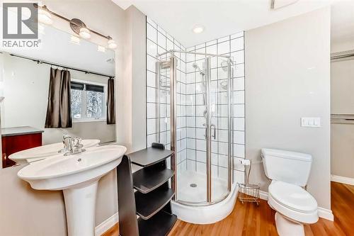 919 Robert Road Ne, Calgary, AB - Indoor Photo Showing Bathroom