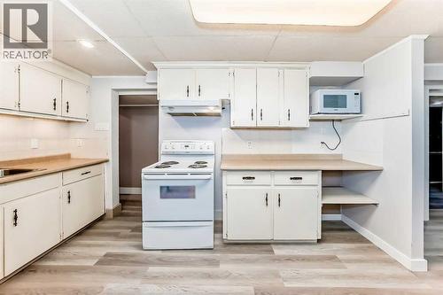 919 Robert Road Ne, Calgary, AB - Indoor Photo Showing Kitchen