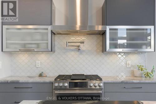 640 Meadowridge Circle, Ottawa, ON - Indoor Photo Showing Kitchen With Upgraded Kitchen