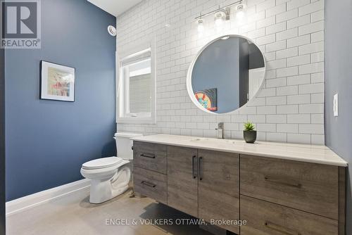 main floor powder room - 640 Meadowridge Circle, Ottawa, ON - Indoor Photo Showing Bathroom