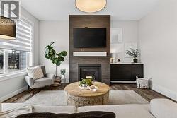 Bright and large living room with gas fireplace, automatic blinds and warm touoches - 