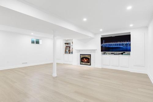 Salle familiale - 129 Rue Wilson, Dollard-Des-Ormeaux, QC - Indoor With Fireplace