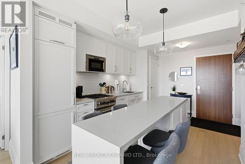 606 - 25 Malcolm Road, Toronto, ON - Indoor Photo Showing Kitchen With Upgraded Kitchen