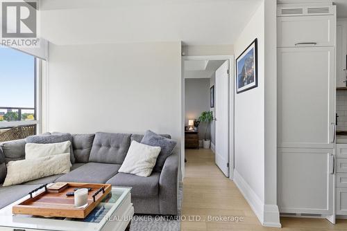 606 - 25 Malcolm Road, Toronto, ON - Indoor Photo Showing Living Room