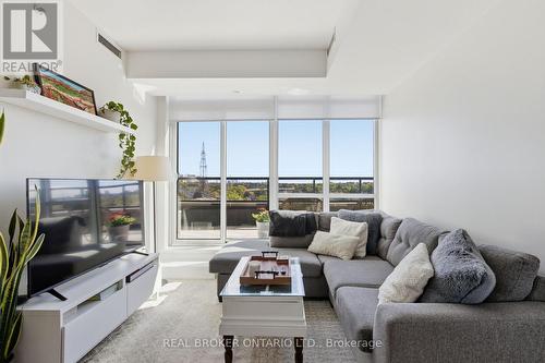 606 - 25 Malcolm Road, Toronto, ON - Indoor Photo Showing Living Room