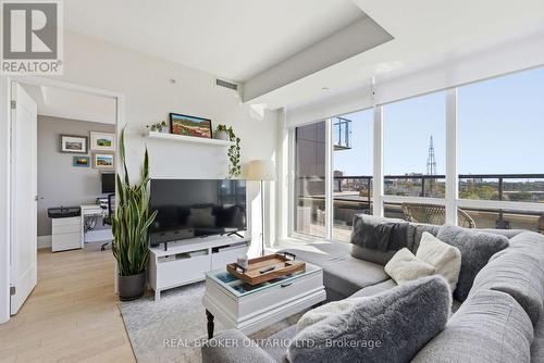 606 - 25 Malcolm Road, Toronto, ON - Indoor Photo Showing Living Room