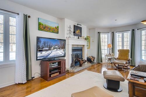 Salon - 725 Ch. Du Boisé, Sutton, QC - Indoor Photo Showing Living Room With Fireplace